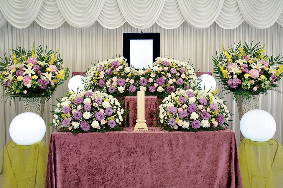 家族葬プランの紫の花を基調とした豪華な祭壇の写真